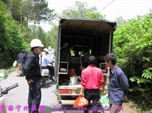 三輪車違法載客，查!
