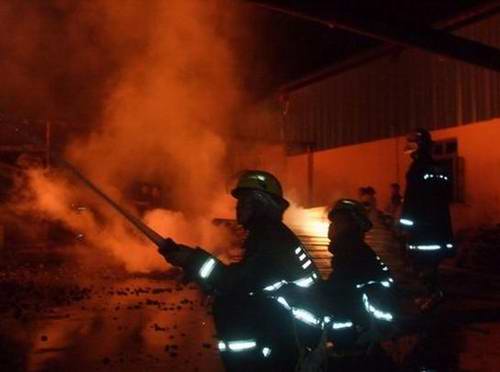 木材加工廠起大火 官兵鏖戰2小時成功撲救