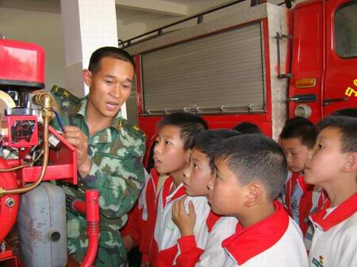 紅領巾走進消防隊