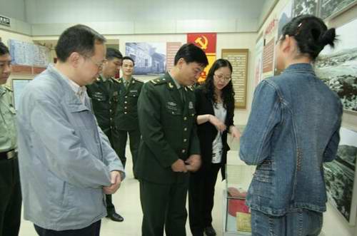 省軍區(qū)副政委王學(xué)華少將到寧化縣參觀視察