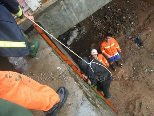 河水上漲老人被困  消防兵緊急救援