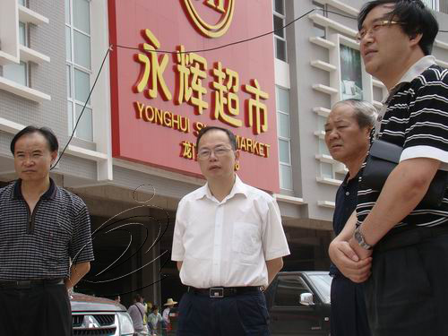 縣委書記陳忠杰深入永輝超市調研