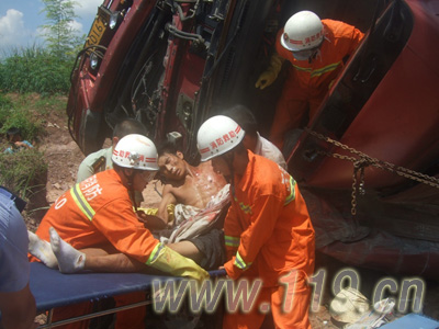 貨車倒翻一人被困 寧化消防成功營救