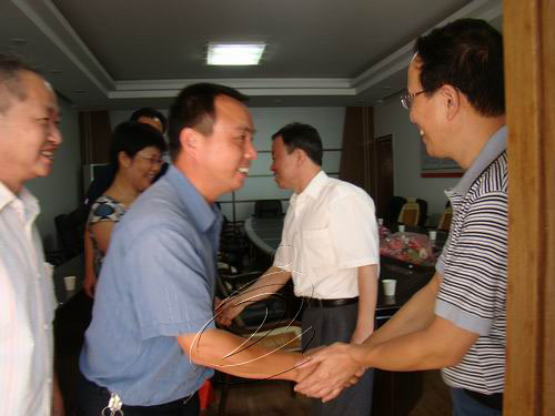 縣領(lǐng)導(dǎo)分路慰問教師　向園丁致以節(jié)日祝賀