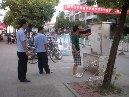 山西籍一青年在城區(qū)非法噴涂“牛皮癬”遭查處