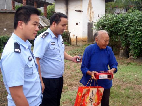 泉上民警中秋節(jié)給孤寡老人送禮
