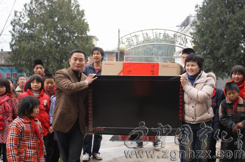 縣城市經營公司給特校送液晶彩電