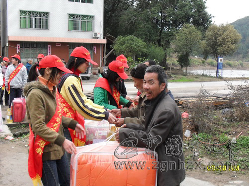 安樂鄉返鄉大學生敬老院里送溫暖