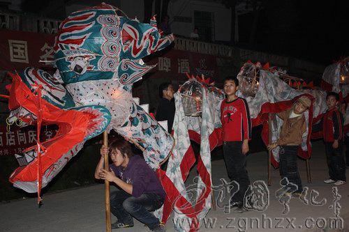泉上鎮(zhèn)張燈結彩舞龍燈　歡天喜地鬧元宵