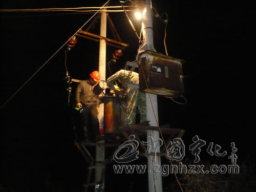 搶修，在雨夜進(jìn)行……