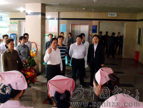 護士節，縣領導看望慰問一線護士