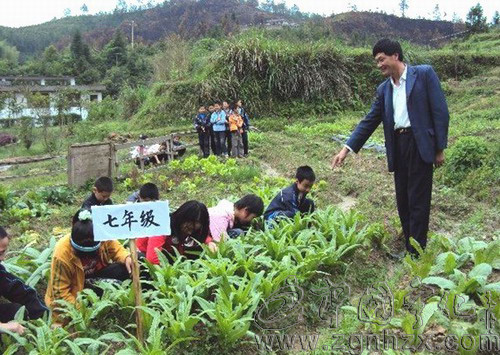 方田中心學?，F實版“開心農場”讓學生更開心