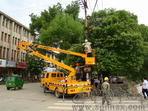 喜迎測(cè)評(píng)：電力員工周末施工忙