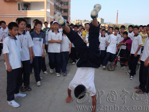 “城中吉尼斯”：發(fā)掘?qū)W生潛能的“魔捧”
