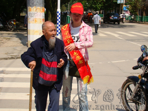 寧化青年志愿者街頭當(dāng)“業(yè)余交警”