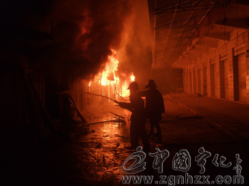 城區(qū)攤位凌晨突發(fā)大火 寧化消防官兵及時(shí)撲救
