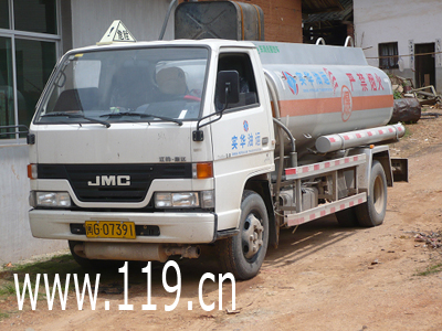 村民家中私藏17桶柴油 寧化消防依法查處