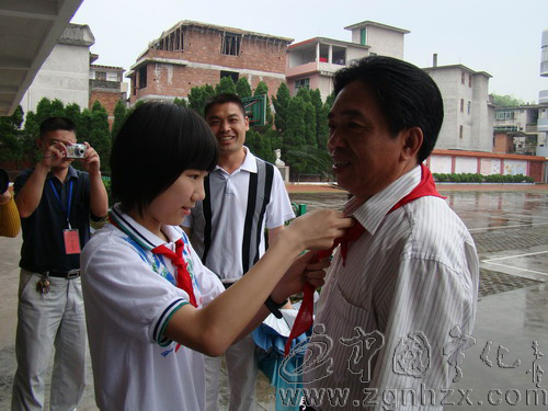 縣領導與少年兒童共慶“六一”國際兒童節