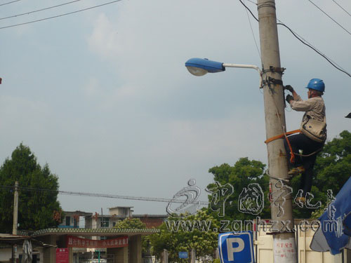 湖村供電所義務裝路燈方便學生