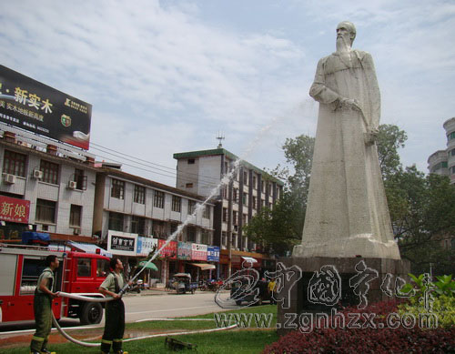 寧化為黃慎塑像“洗臉”迎誕辰