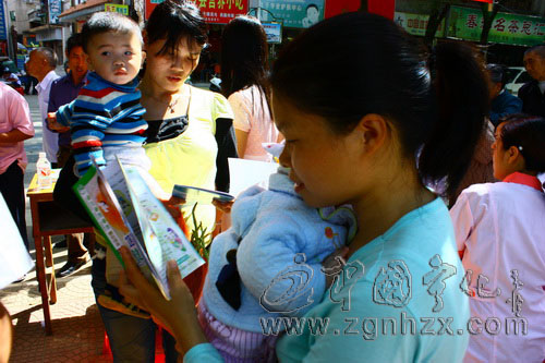 翠江鎮街頭免費送計生宣傳品