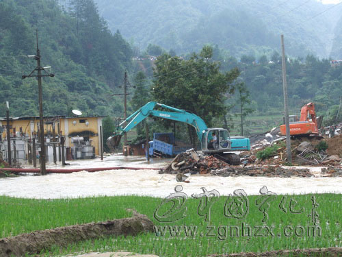 寧化供電公司緊急協(xié)助救援山體滑坡被埋人員