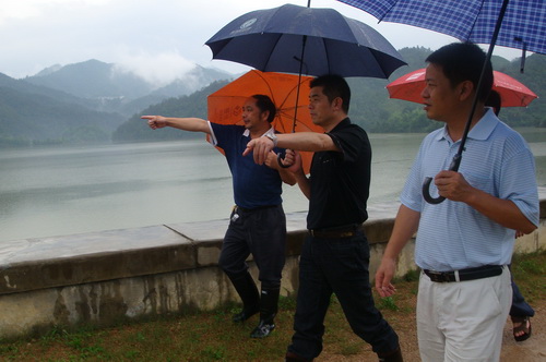 肖秀沐趕赴泉上鎮(zhèn)檢查指導(dǎo)防汛抗災(zāi)工作