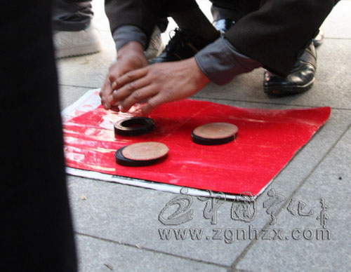 街頭“猜硬幣”，有詐!