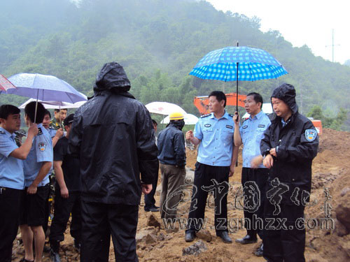 抗洪救災先鋒譜⑵：警徽，在滔滔洪水中閃光