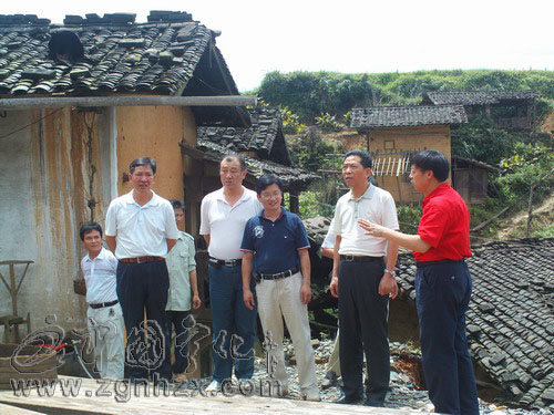 省民宗廳施文副廳長到治平畬族鄉(xiāng)指導(dǎo)抗洪救災(zāi)