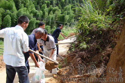 安樂(lè)鄉(xiāng)謝坊村36名黨員義務(wù)清路障