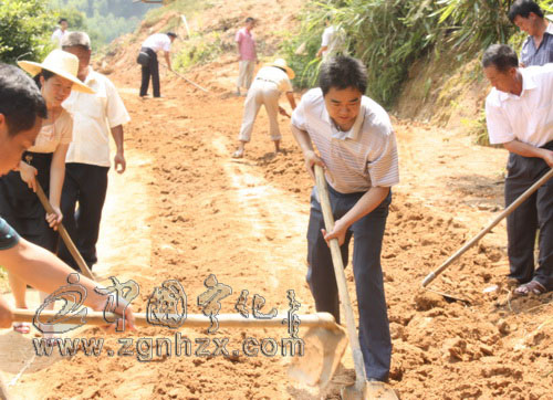 黨員奉獻(xiàn)日：安樂(lè)鄉(xiāng)義務(wù)清理道路塌方