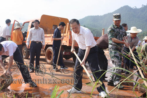 寧化縣領導工業園區清淤慶“七一”