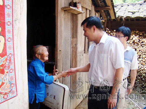 袁超洪來寧慰問老黨員和受災戶