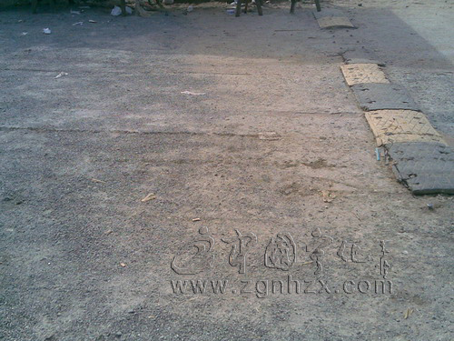 曹坊鄉(xiāng)投資三萬多元修補主街道路面