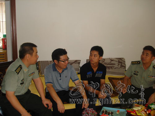 縣人武部領導為國防生雷達鑫送慰問金