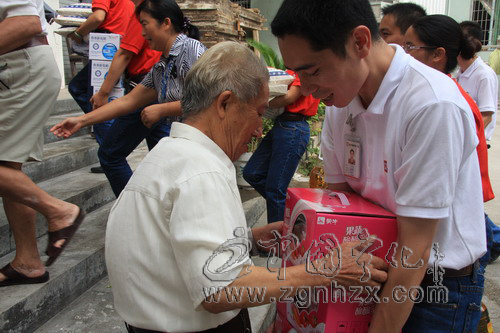 新華都寧化店員工給光榮院老人送溫暖