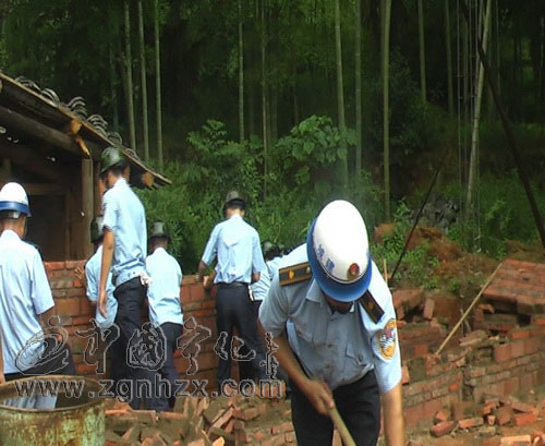 寧化縣土地聯(lián)合執(zhí)法隊強拆3幢搶建違章建筑