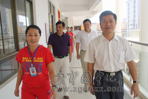 楊永生廖金輝等縣領導開展教師節慰問活動