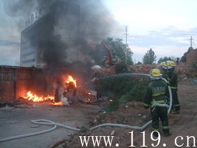 小車莫名失火爆炸　寧化消防緊急趕赴現場撲救[圖]