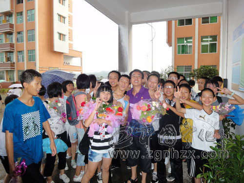 城東中學500余名畢業生自發回母校送祝福