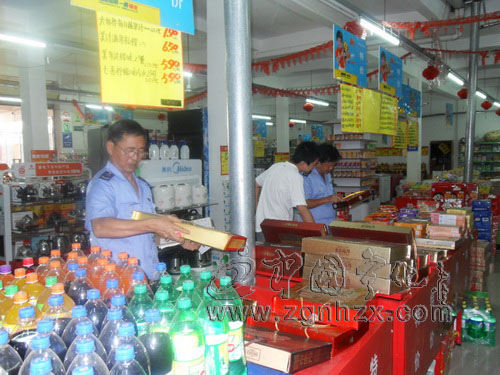 縣工商局開(kāi)展“兩節(jié)”期間食品市場(chǎng)專項(xiàng)檢查