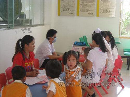 縣疾控中心到城東幼兒園進(jìn)行麻疹強(qiáng)化接種