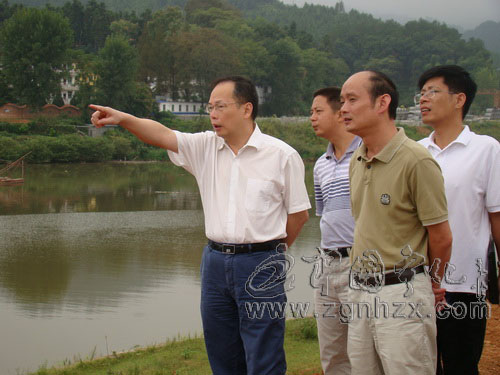 陳忠杰到省道205線307線建設(shè)現(xiàn)場(chǎng)辦公