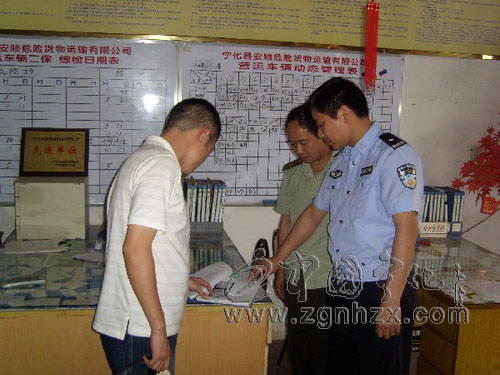 寧化交警開(kāi)展國(guó)慶節(jié)前危險(xiǎn)化學(xué)品運(yùn)輸檢查