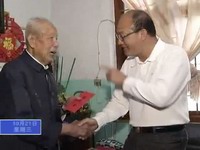 縣領導重陽節走訪慰問老人代表