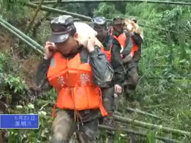 武警徒步七小時 為安樂三大村送上救命糧