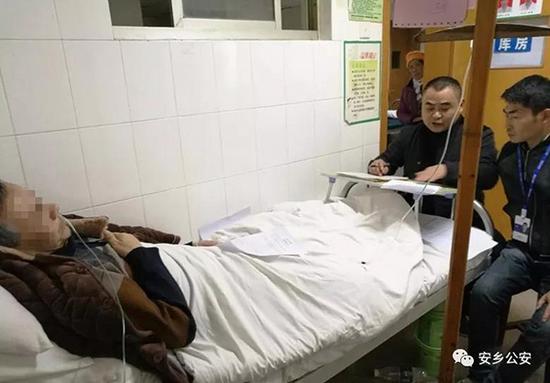 1月1日，安鄉縣一家醫院，辦案民警在病床前對犯罪嫌疑人李林（化名）進行審問。警方供圖