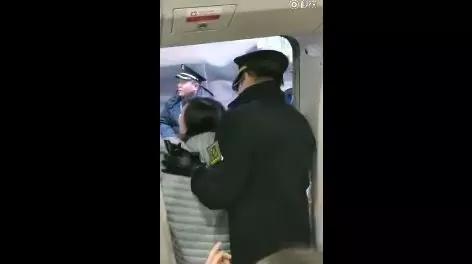 ▲女當事人不愿下車。圖片來自視頻截圖