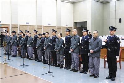 昨日上午，作弊團(tuán)伙在房山法院受審，團(tuán)伙10名成員被控涉嫌組織考試作弊罪、非法出售試題罪。實(shí)習(xí)生 陳婉婷 攝